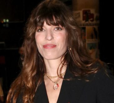 Lou Doillon wyjeżdża na wygnanie daleko od Paryża: rodzinny wyjazd na narty dla swojego klanu, trochę wyczerpanego Laszlo!