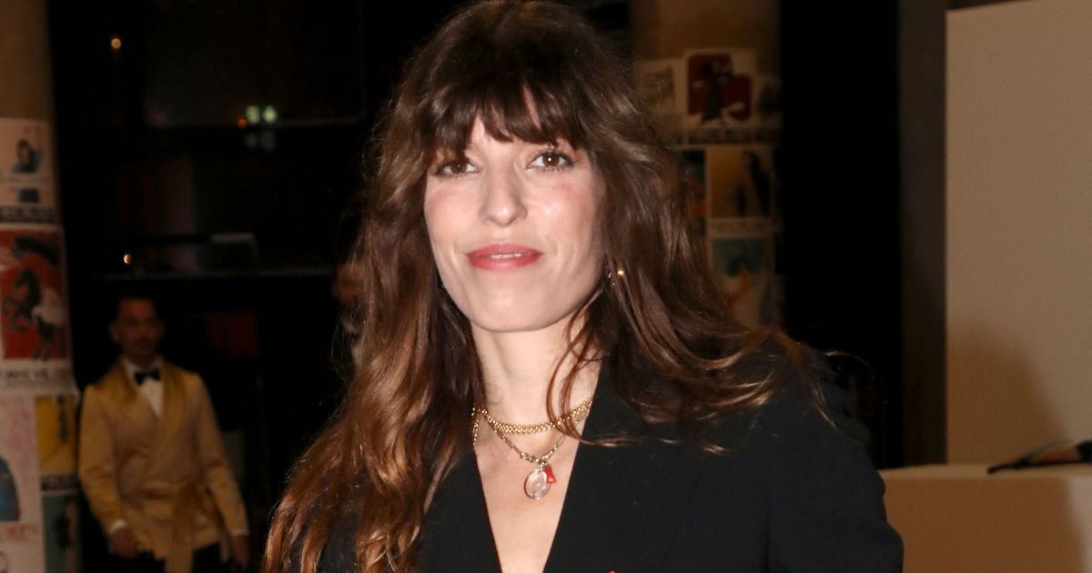 Lou Doillon wyjeżdża na wygnanie daleko od Paryża: rodzinny wyjazd na narty dla swojego klanu, trochę wyczerpanego Laszlo!