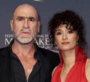 Éric Cantona i Rachida Brakni, obejmując kochanków: słońce i biały piasek z okazji nowego roku