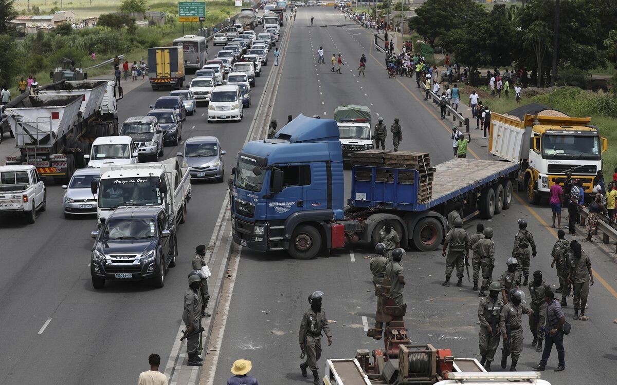 Główne wejście do Maputo zablokowane. Policja zaczyna strzelać