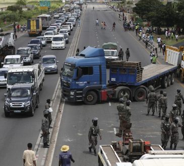 Główne wejście do Maputo zablokowane. Policja zaczyna strzelać