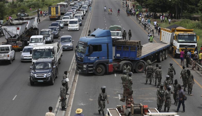 Główne wejście do Maputo zablokowane. Policja zaczyna strzelać