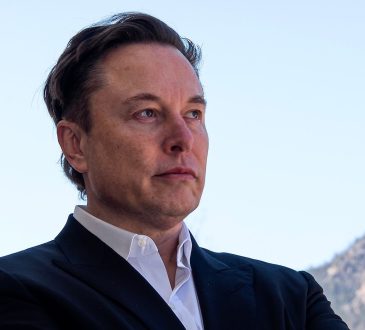 Elon Musk nie tylko miesza się z polityką: on także zmienia i opóźnia loty komercyjne