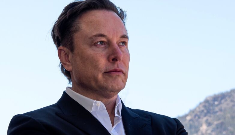 Elon Musk nie tylko miesza się z polityką: on także zmienia i opóźnia loty komercyjne