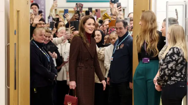 Kate Middleton, wysoka biała kobieta z długimi brązowymi włosami