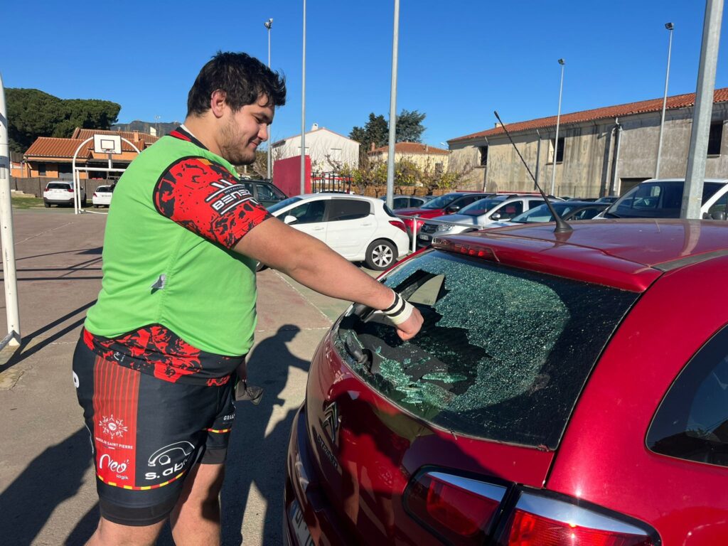 Kopnięcie w rugby przekroczyło granice stadionu i spowodowało wypadek drogowy we Francji