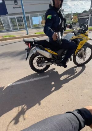 Film pokazuje motocyklistę, który łamie zakaz ruchu i jest ścigany przez policję w Rio Branco