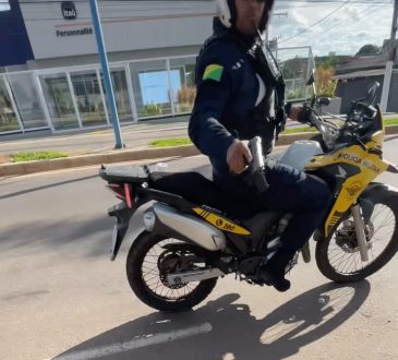 Film pokazuje motocyklistę, który łamie zakaz ruchu i jest ścigany przez policję w Rio Branco