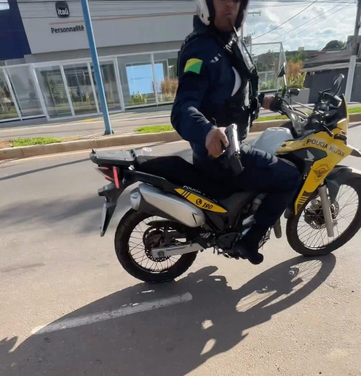 Film pokazuje motocyklistę, który łamie zakaz ruchu i jest ścigany przez policję w Rio Branco