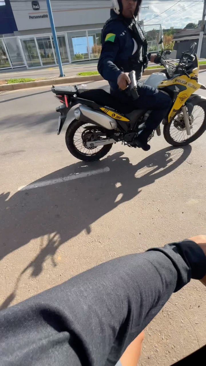 Film pokazuje motocyklistę, który łamie zakaz ruchu i jest ścigany przez policję w Rio Branco