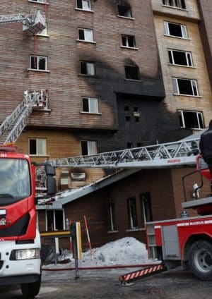 Turcja: Erdogan obiecuje odpowiedzieć za śmiertelny pożar w zimowym kurorcie