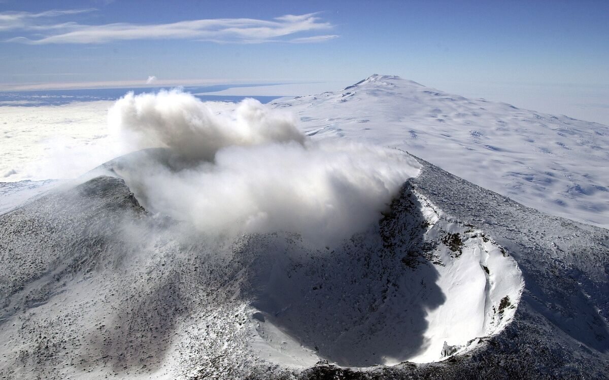 Topniejący lód Antarktyki może spowodować erupcję 100 ukrytych wulkanów