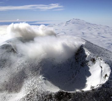 Topniejący lód Antarktyki może spowodować erupcję 100 ukrytych wulkanów