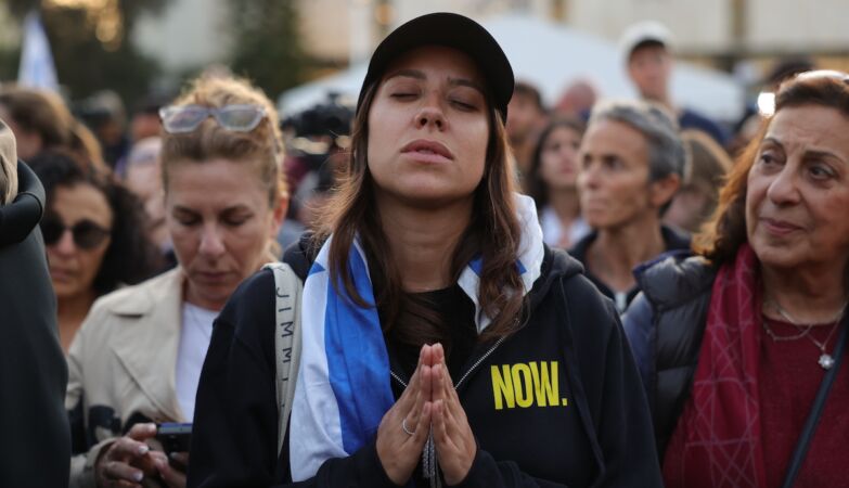 Trzej uwolnieni zakładnicy i tysiące „zniszczonych istnień ludzkich” wracają do Gazy. Dzień 1 zawieszenia broni