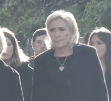 Marine Le Pen ze znaczoną twarzą i otoczona przez dzieci i siostrę Marie-Caroline po przybyciu do kościoła