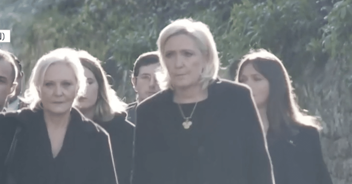 Marine Le Pen ze znaczoną twarzą i otoczona przez dzieci i siostrę Marie-Caroline po przybyciu do kościoła