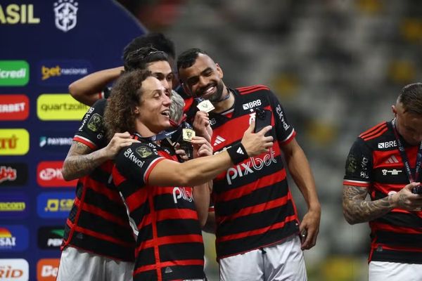 David Luiz świętuje zdobycie tytułu Copa do Brasil