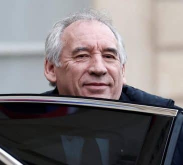 Bayrou mrugnie po lewej i prawej stronie, aby zatwierdzić swoje budżety we Francji