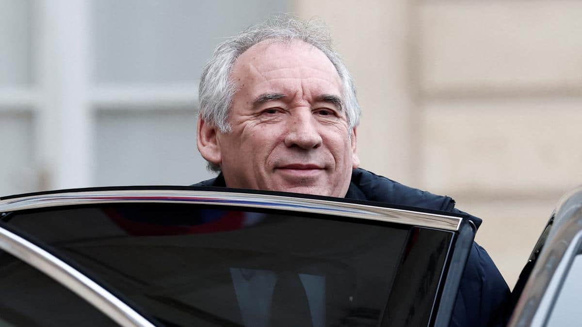 Bayrou mrugnie po lewej i prawej stronie, aby zatwierdzić swoje budżety we Francji