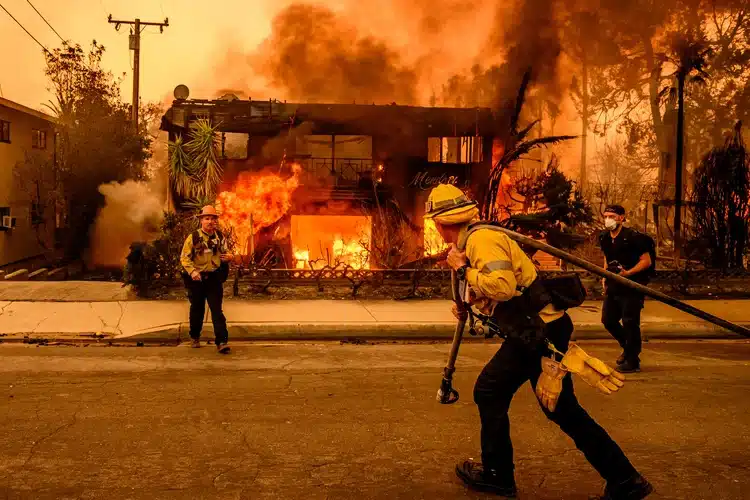 Za dolara dziennie amerykańscy więźniowie pomagają w gaszeniu pożarów w Los Angeles