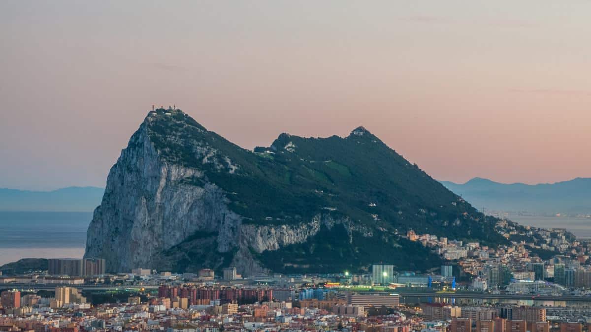 Gibraltar skupia się na Hiszpanii i przyłącza się do wielkiej walki o położenie kresu międzynarodowej przestępczości