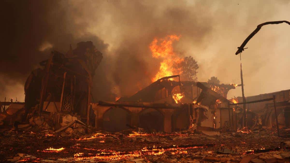 Liczba ofiar śmiertelnych pożarów lasów w kalifornijskim Los Angeles (USA) wzrosła do jedenastu