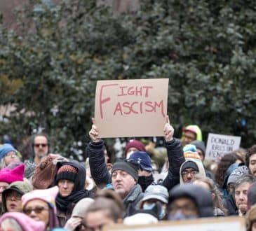 Tysiące kobiet maszeruje przeciwko Trumpowi w Waszyngtonie