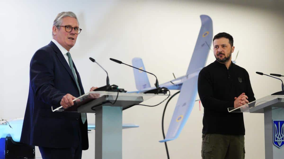 Strzały wybuchają, gdy nad miejscem spotkania Starmera i Zełenskiego przelatuje rosyjski dron