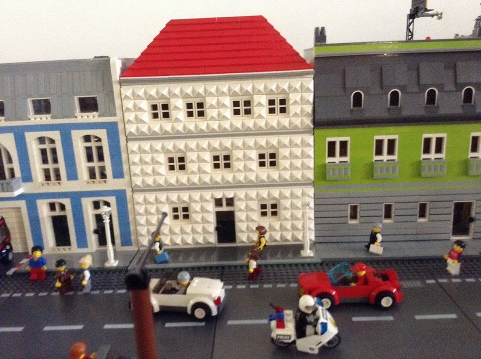 Dom w Lego byłby bardziej odporny niż beton. Dlaczego nie mieszkamy w jednym?