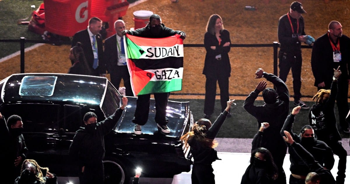 Super Bowl Palftime Show Tancerz pokazuje palestyńskie, sudańskie flagi podczas występu Kendricka Lamara