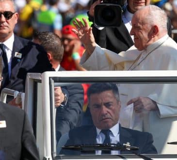 Papież Franciszek nie jest już narażony na życie