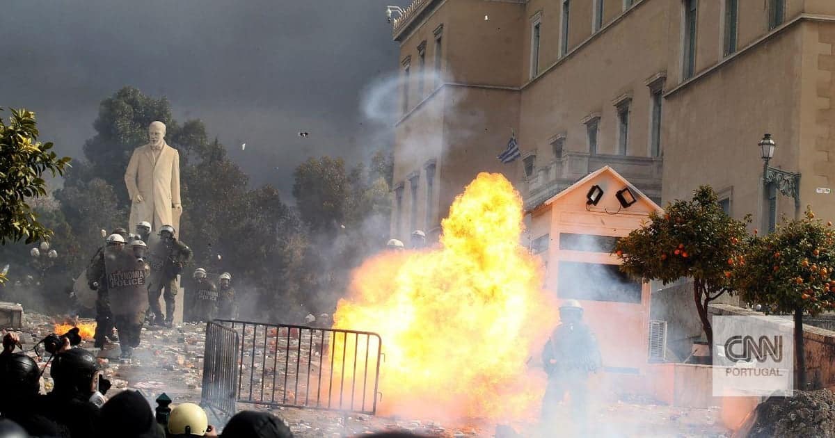 200 tysięcy popularnych przeciwko pięciu tysięcy policji: Ateny stały się polem bitwy