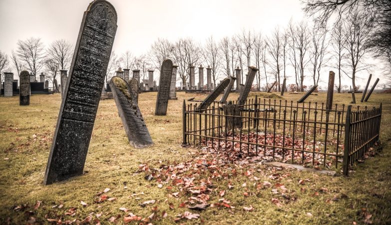 Tajemnica na cmentarzu w Monachium. Kody QR pojawiły się znikąd w ponad 1000 grobach