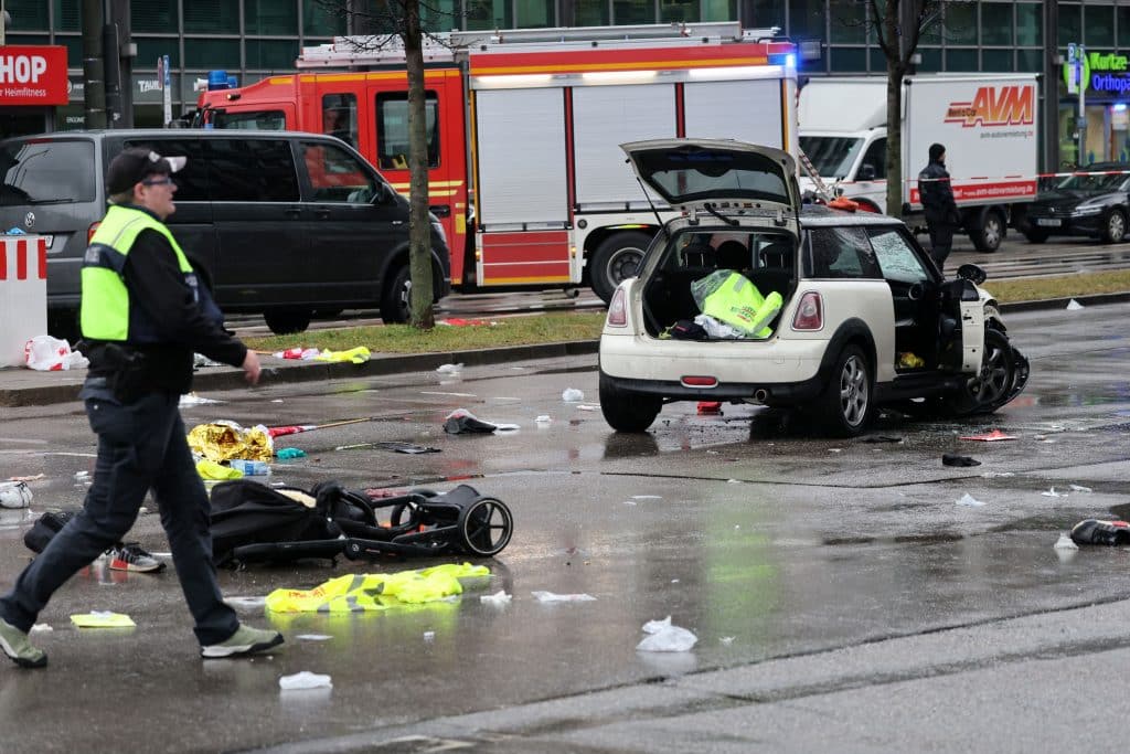 Alarm w Monachium: martwy z samochodu, który upadł na pieszych, 20 rannych