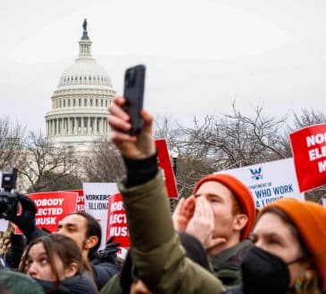 Lęk wzrasta, gdy pracownicy rządu USA stoją przed terminem wykupu