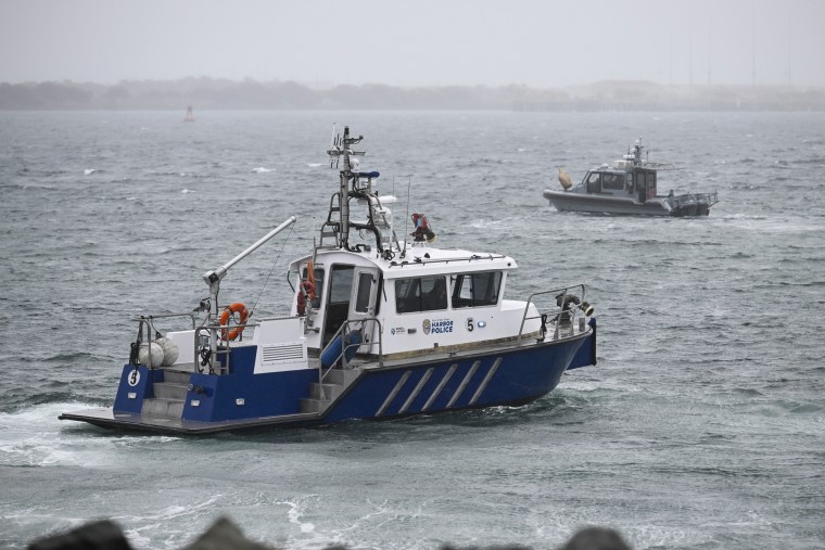 Patrol Harbor San Diego i amerykańska łódź marynarki wojennej wzdłuż brzegu