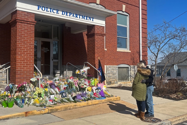 Nancy Duarte Matarese odwiedza pomnik poza Departamentem Policji w West York w niedzielne popołudnie z mężem.