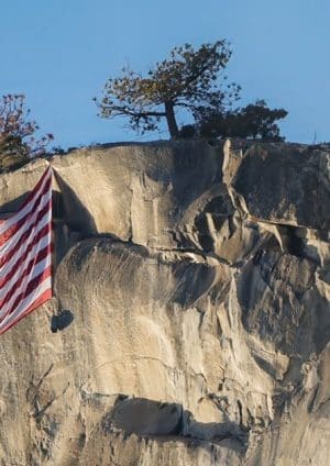 Utwór amerykańskiej flagi zawieszony w Parku Narodowym Yosemite, aby zaprotestować o cięciach pracowników