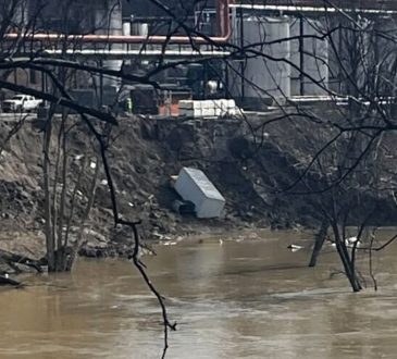 Office of Buffalo Trace Whisky Distillery przetoczyła się do Kentucky River