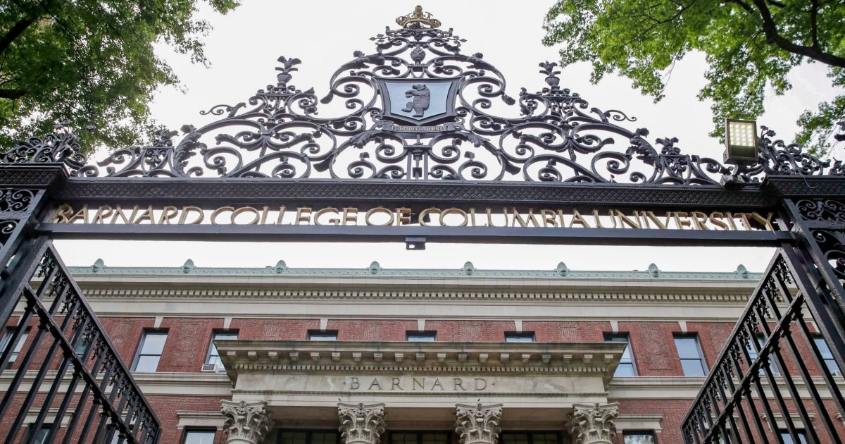 Pro-palestyńscy protestujący w Barnard College Force Wejście do Campus Hall i ranna pracownika, mówi szkoła