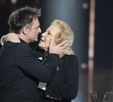 „Dziękuję, moja miłość”: David Hallyday daje nagrodę swojej matce Sylvie Vartan dla Victoires de la Musique, przytłaczającą chwilę i oznaczoną strachem scenicznym