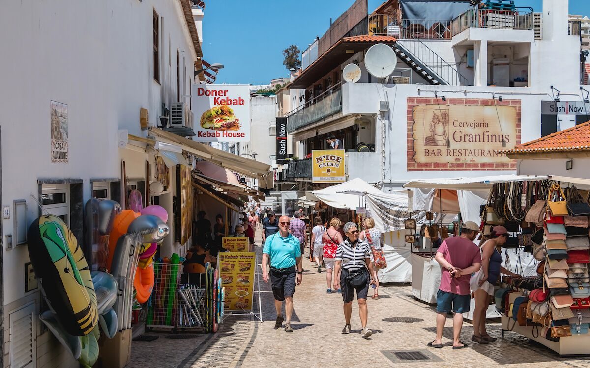 Albufeira chce zakazać bikini, faktów do kąpieli i więcej na ulicach. Grzywny do 1500 euro