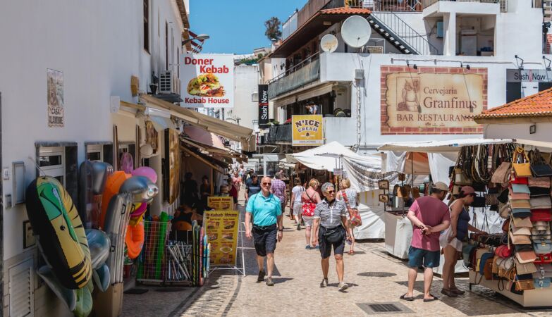 Albufeira chce zakazać bikini, faktów do kąpieli i więcej na ulicach. Grzywny do 1500 euro