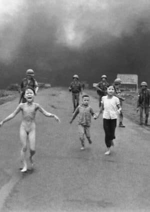 W końcu, czy fotografia „Napalm Girl” przypisuje się niewłaściwemu fotografowi?