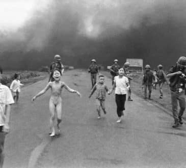 W końcu, czy fotografia „Napalm Girl” przypisuje się niewłaściwemu fotografowi?