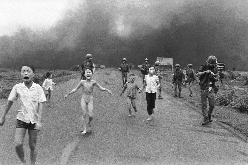 W końcu, czy fotografia „Napalm Girl” przypisuje się niewłaściwemu fotografowi?