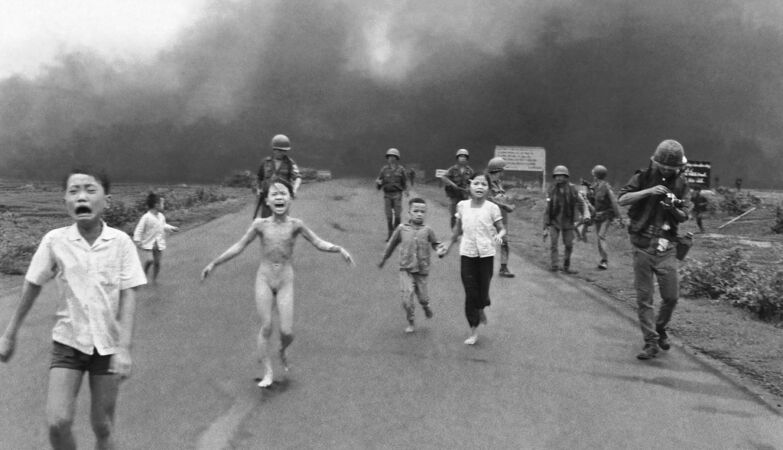 W końcu, czy fotografia „Napalm Girl” przypisuje się niewłaściwemu fotografowi?