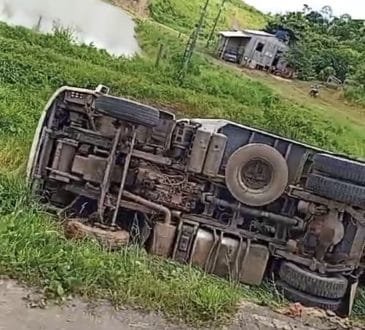 Trailer spada na autostradzie gminy we wnętrzu Acre w tę niedzielę