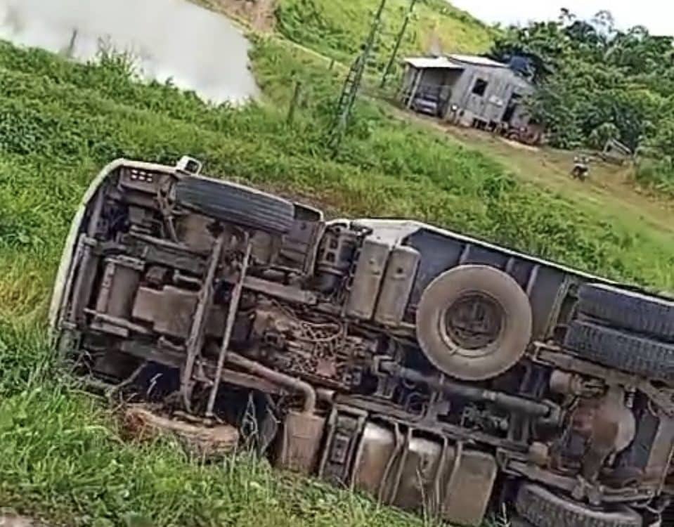 Trailer spada na autostradzie gminy we wnętrzu Acre w tę niedzielę