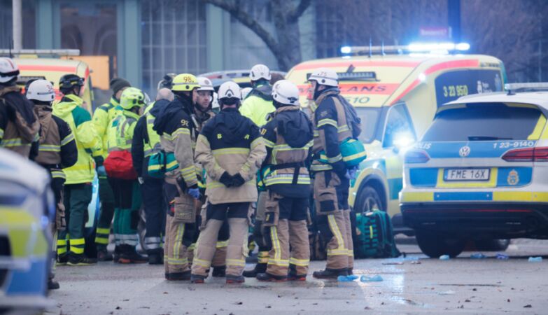 Zespoły ratunkowe zgromadziły się po strzelaninie w szkole Risbergska w Orre w Szwecji.